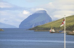 Mi�v�gur and Koltur behind